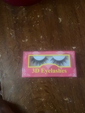 3D Eyelashes in Red Packaging